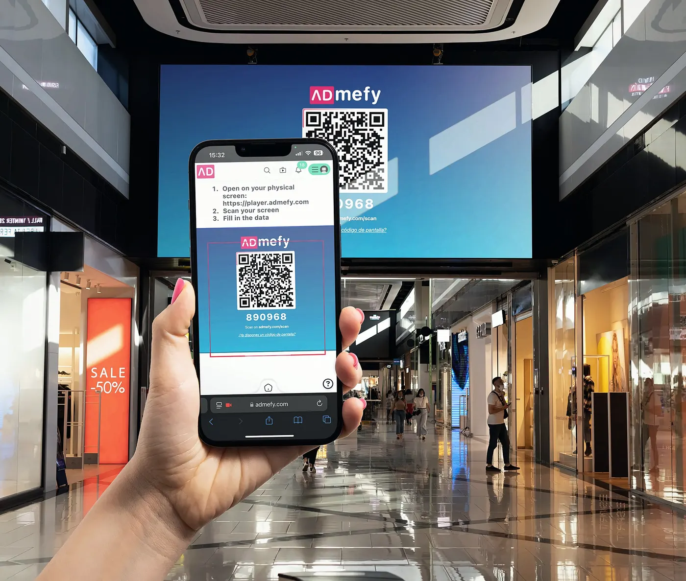 Persona escaneando el QR de una pantalla con su móvil