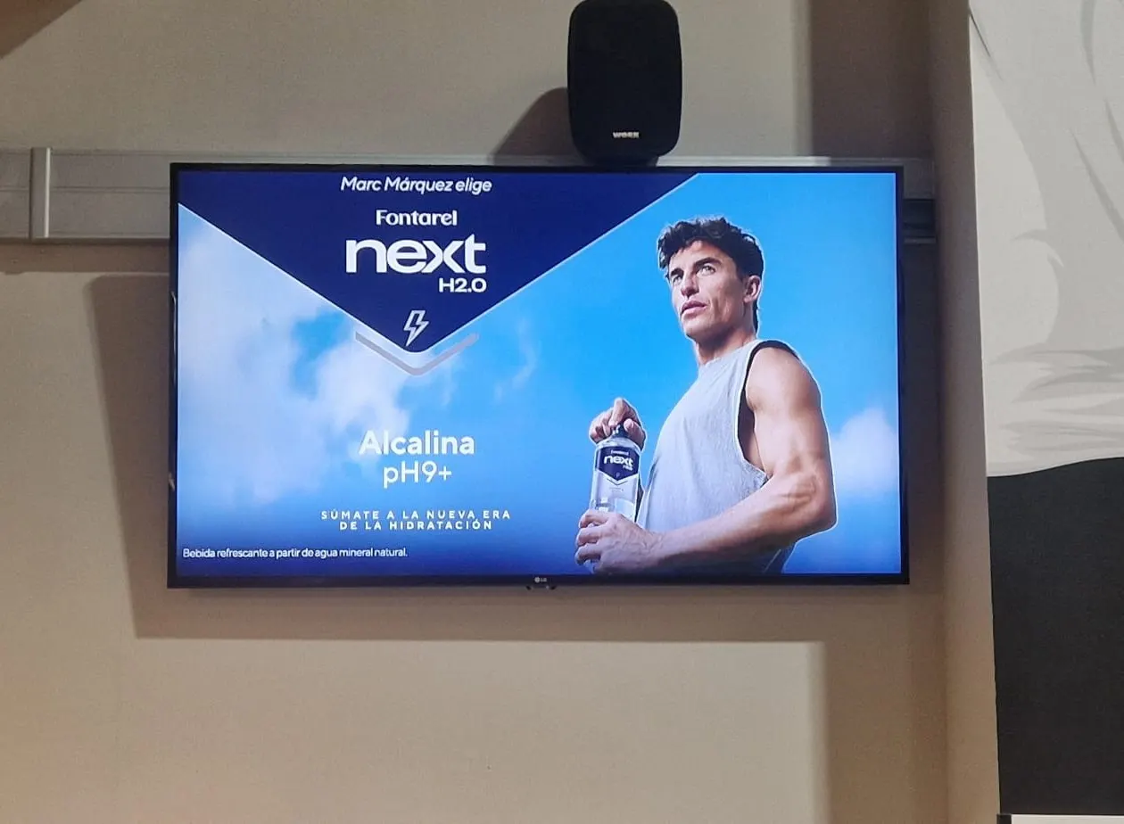 Pantalla de un local con una creatividad de Fontarel Next: marca y producto desde el primer segundo