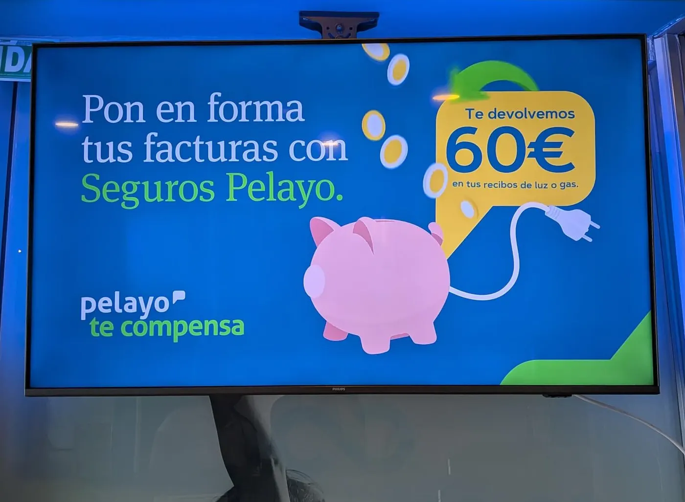 Pantalla con un titular y una cifra de 60 euros legibles a distancia