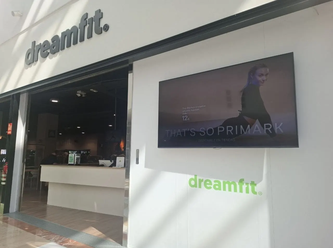 Pantalla horizontal en la entrada de un gimnasio con una creatividad pensada para su formato